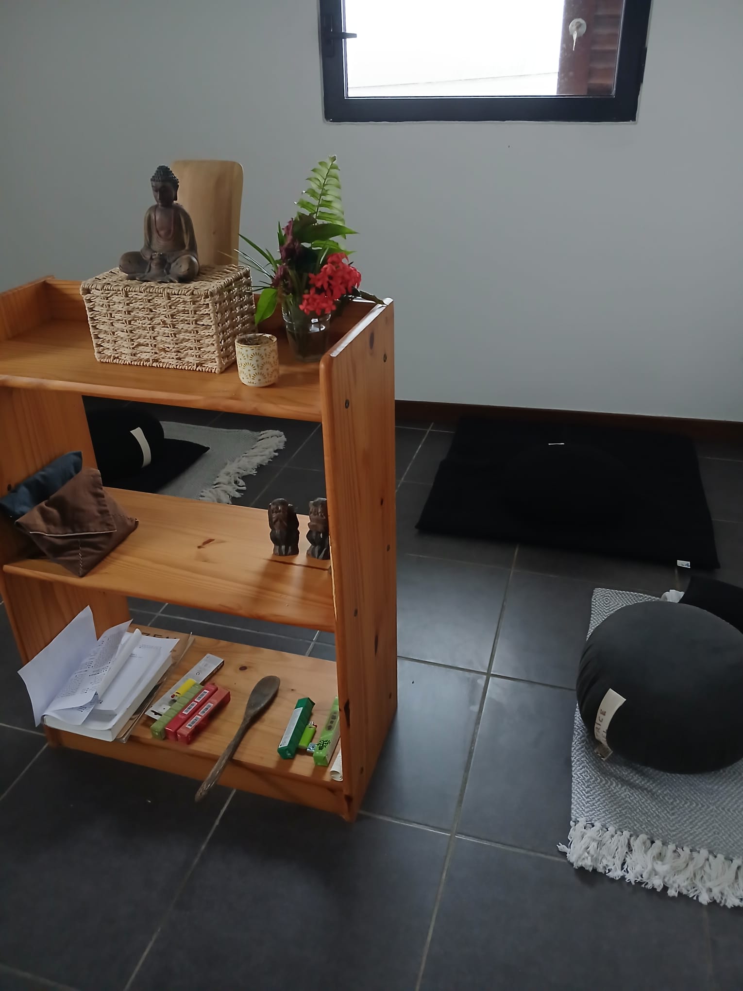 Notre salle de pratique avec l'autel et les zafus