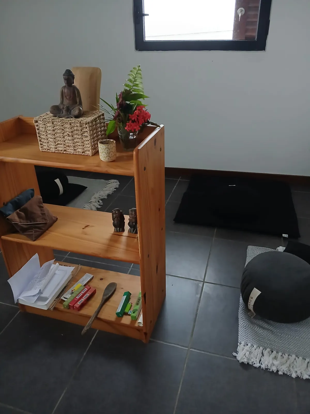 Notre salle de pratique avec l'autel et les zafus